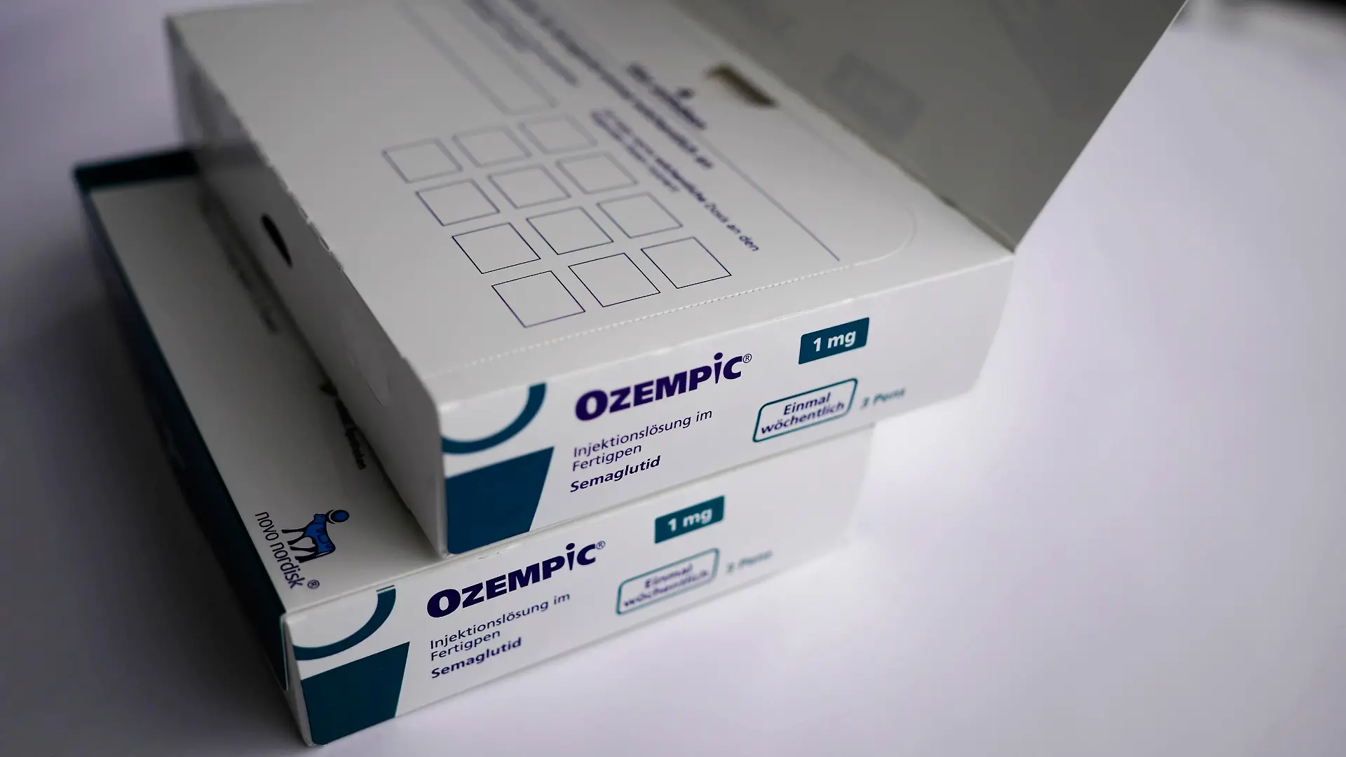 Teilweise geöffnete Schachtel des Medikaments Ozempic mit Hinweisen zur Dosierung, für Diabetes 2 Patienten, Stuttgart, Baden-Württemberg, Deutschland, Europa