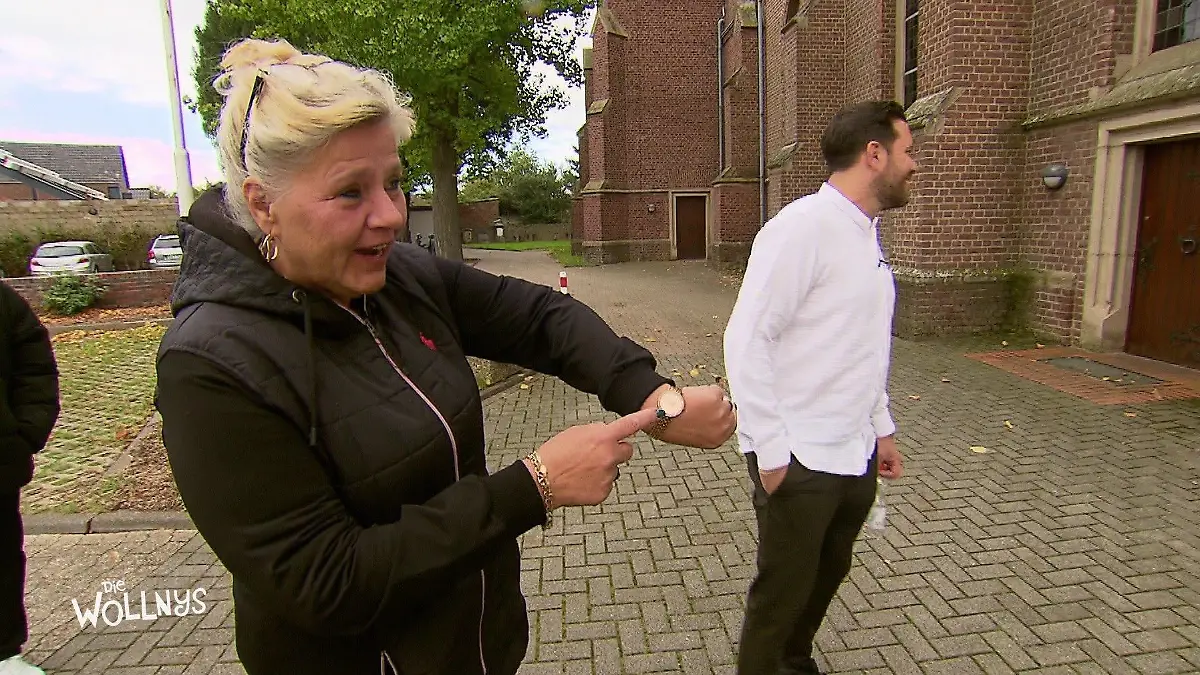 Ist eine Stunde zu früh dran: Silvia Wollny bei der Taufe ihrer vier Enkelkinder