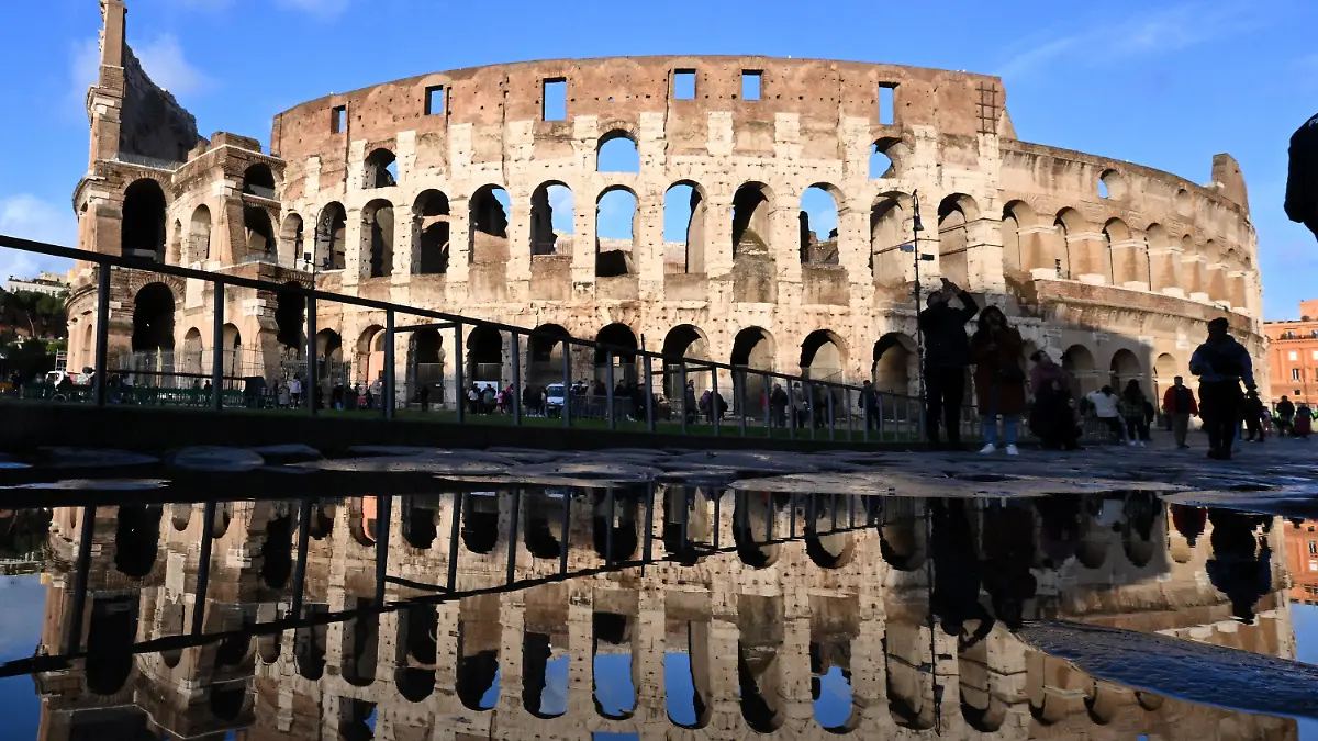 27.03.2024, Italien, Rom: Das Kolloseum spiegelt sich in einer Pfütze nach einem Regenguss. Am Karfreitag findet  der Kreuzweg mit Papst Franziskus am Kolosseum in Rom statt. Foto: Alberto Lingria/XinHua/dpa +++ dpa-Bildfunk +++