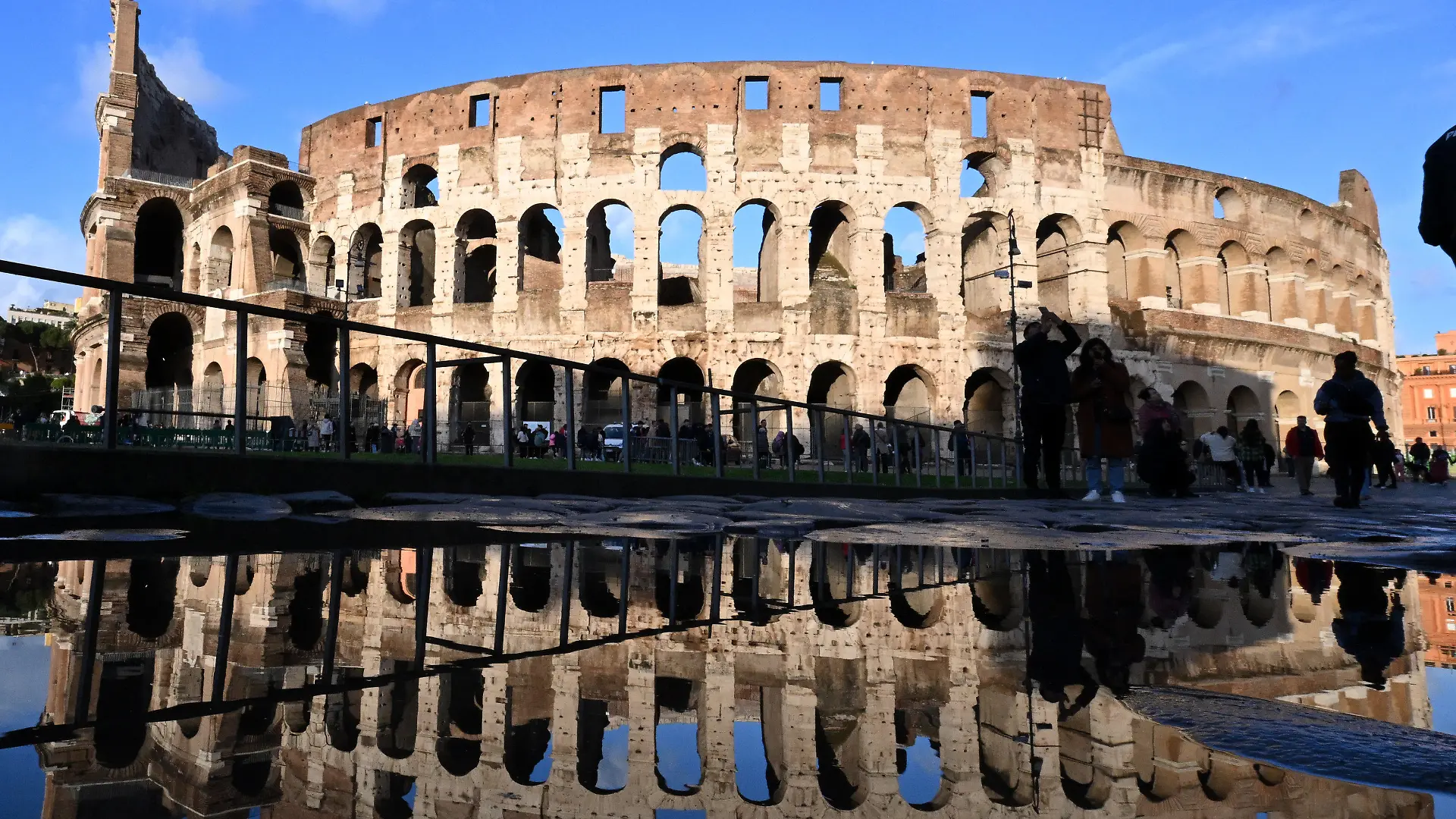 27.03.2024, Italien, Rom: Das Kolloseum spiegelt sich in einer Pfütze nach einem Regenguss. Am Karfreitag findet der Kreuzweg mit Papst Franziskus am Kolosseum in Rom statt. Foto: Alberto Lingria/XinHua/dpa +++ dpa-Bildfunk +++