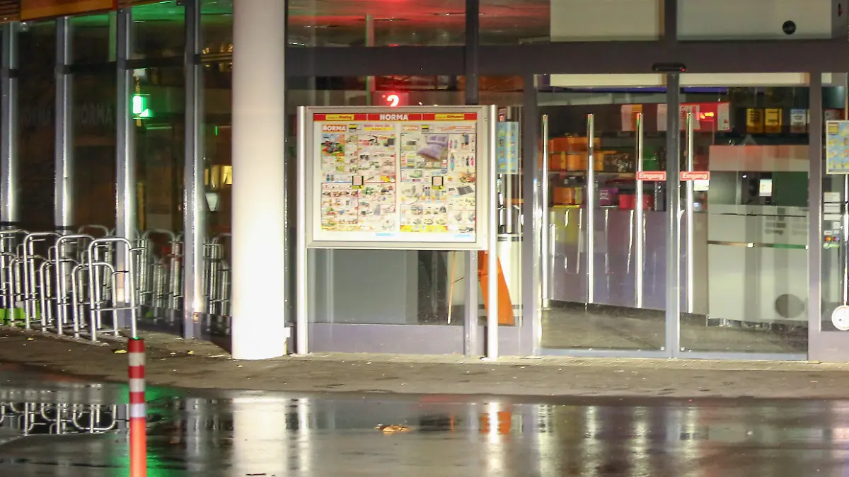 04.04.2024, Baden-Württemberg, Wangen im Allgäu: Ein Supermarkt ist in der Nacht geschlossen. Ein vierjähriges Mädchen ist in einem Supermarkt in Baden-Württemberg mit einem Messer attackiert und schwer verletzt worden. Der mutmaßliche Täter, ein 34-jähriger Mann, konnte am Mittwochnachmittag festgenommen werden, wie die Polizei mitteilte. Sein Motiv und der genaue Hergang der Tat in Wangen im Allgäu waren zunächst unklar. Foto: David Pichler/dpa +++ dpa-Bildfunk +++