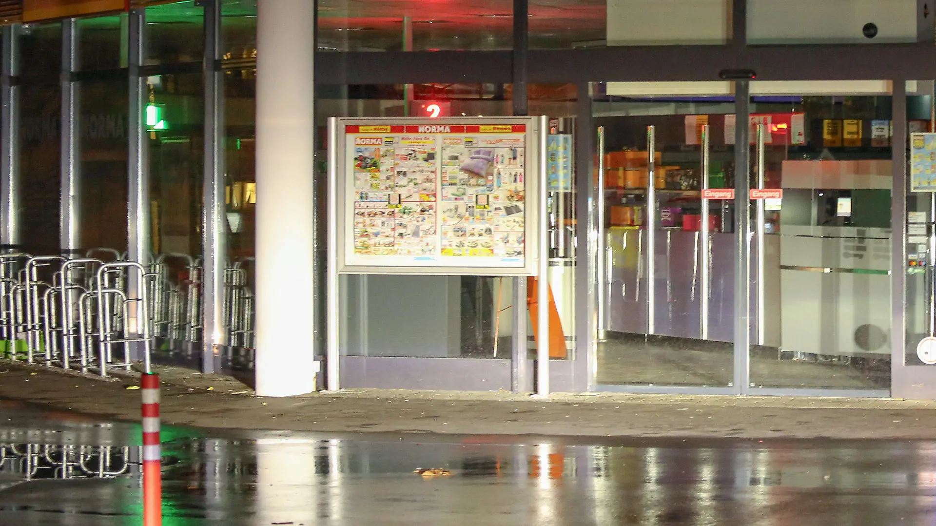 04.04.2024, Baden-Württemberg, Wangen im Allgäu: Ein Supermarkt ist in der Nacht geschlossen. Ein vierjähriges Mädchen ist in einem Supermarkt in Baden-Württemberg mit einem Messer attackiert und schwer verletzt worden. Der mutmaßliche Täter, ein 34-jähriger Mann, konnte am Mittwochnachmittag festgenommen werden, wie die Polizei mitteilte. Sein Motiv und der genaue Hergang der Tat in Wangen im Allgäu waren zunächst unklar. Foto: David Pichler/dpa +++ dpa-Bildfunk +++