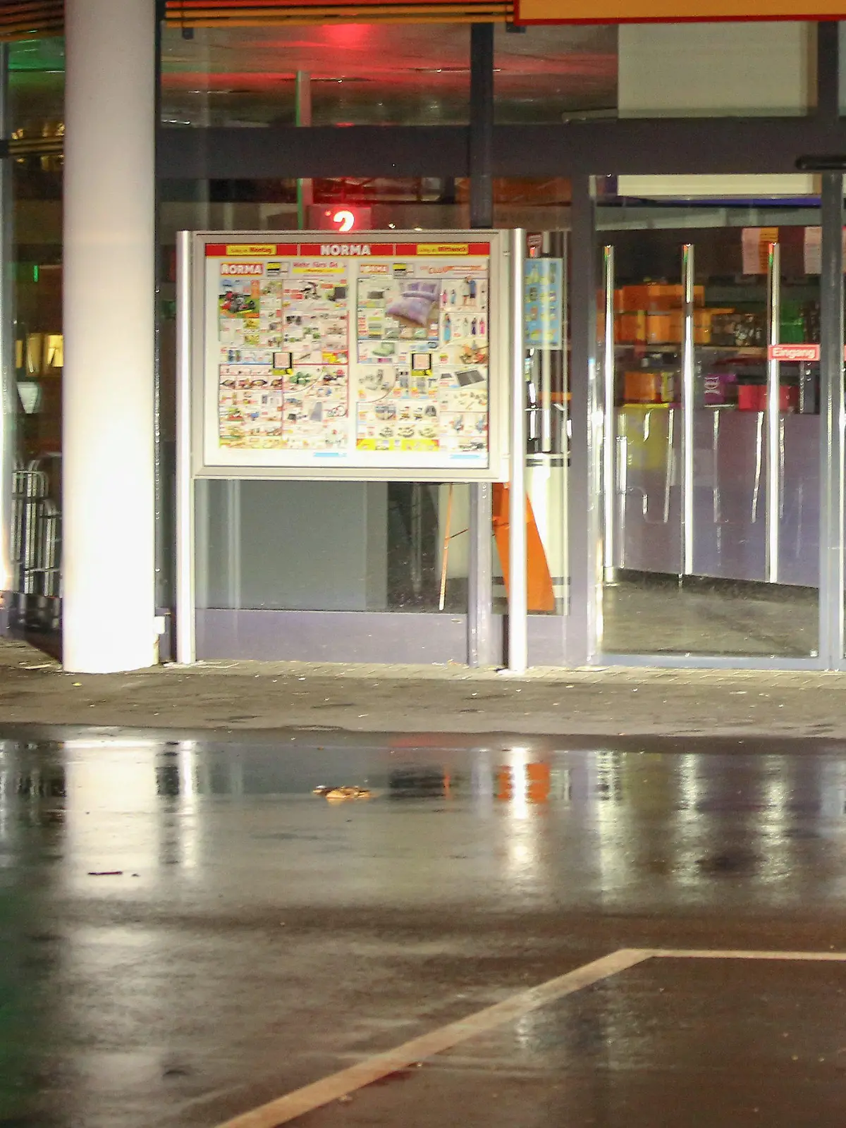 04.04.2024, Baden-Württemberg, Wangen im Allgäu: Ein Supermarkt ist in der Nacht geschlossen. Ein vierjähriges Mädchen ist in einem Supermarkt in Baden-Württemberg mit einem Messer attackiert und schwer verletzt worden. Der mutmaßliche Täter, ein 34-jähriger Mann, konnte am Mittwochnachmittag festgenommen werden, wie die Polizei mitteilte. Sein Motiv und der genaue Hergang der Tat in Wangen im Allgäu waren zunächst unklar. Foto: David Pichler/dpa +++ dpa-Bildfunk +++