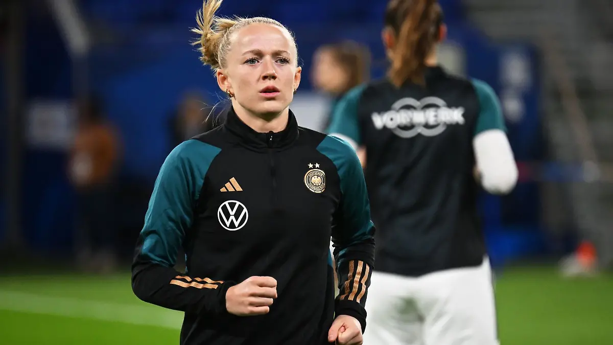 Deutschlands Lea Schüller wärmt sich vor Spielbeginn auf.