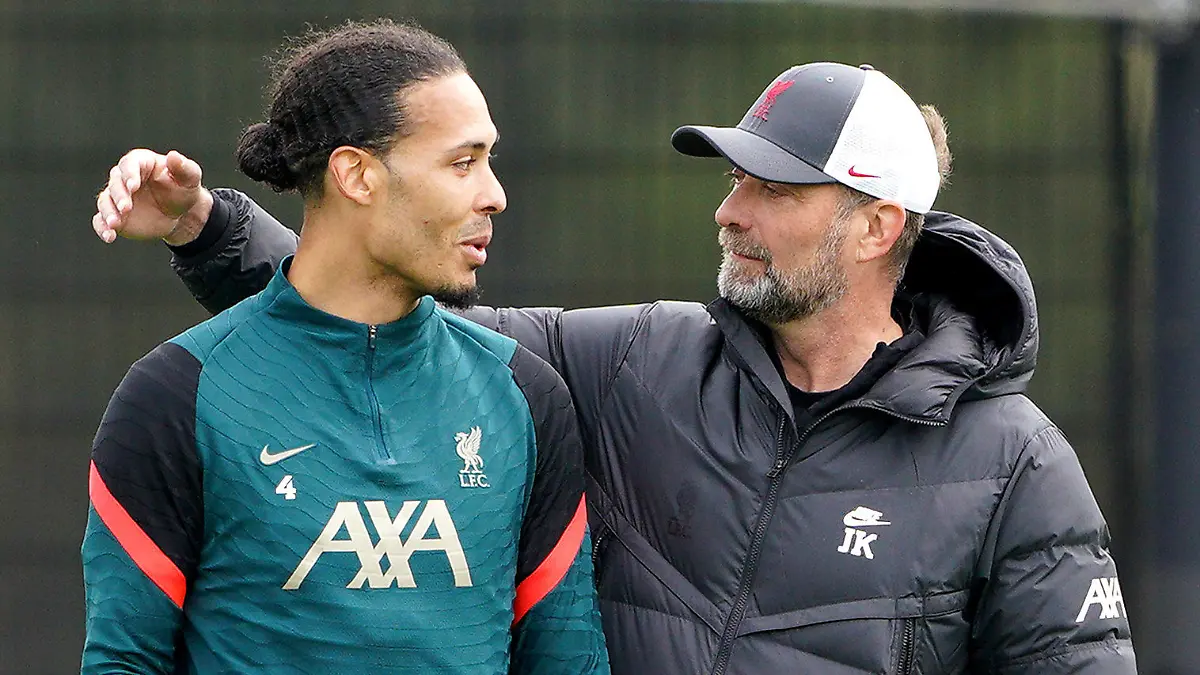 ARCHIV - 25.05.2022, Großbritannien, Liverpool: Fußball: Champions League, vor dem Finale FC Liverpool - Real Madrid, Training: Liverpools Virgil van Dijk (l) spricht während einer Trainingseinheit im AXA Training Centre mit Jürgen Klopp, Trainer des FC Liverpool. Van Dijk will mit Klopp zum Abschied mehrere Trophäen gewinnen - und fürchtet den Tag des Abschieds von Klopp. (zu dpa: «Liverpools Kapitän Van Dijk fürchtet sich vor Klopp-Abschied») Foto: Peter Byrne/Press Association/dpa +++ dpa-Bildfunk +++