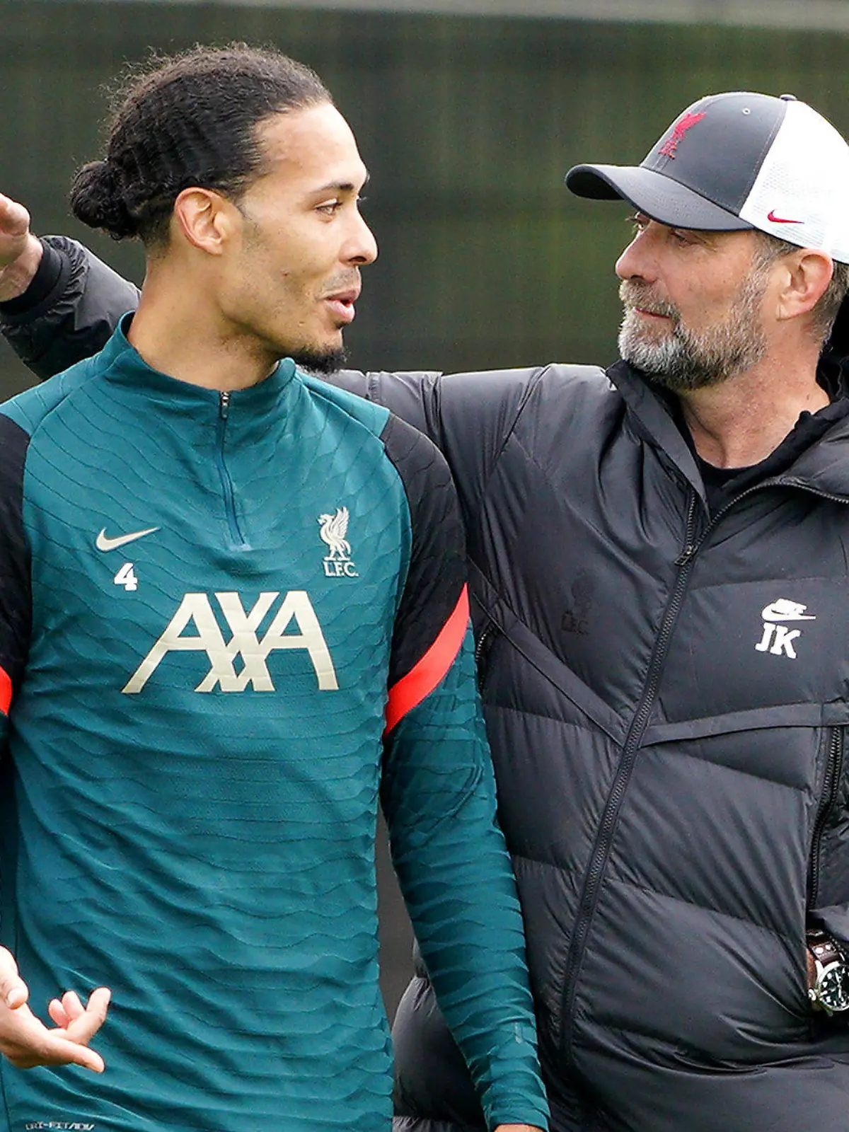 ARCHIV - 25.05.2022, Großbritannien, Liverpool: Fußball: Champions League, vor dem Finale FC Liverpool - Real Madrid, Training: Liverpools Virgil van Dijk (l) spricht während einer Trainingseinheit im AXA Training Centre mit Jürgen Klopp, Trainer des FC Liverpool. Van Dijk will mit Klopp zum Abschied mehrere Trophäen gewinnen - und fürchtet den Tag des Abschieds von Klopp. (zu dpa: «Liverpools Kapitän Van Dijk fürchtet sich vor Klopp-Abschied») Foto: Peter Byrne/Press Association/dpa +++ dpa-Bildfunk +++