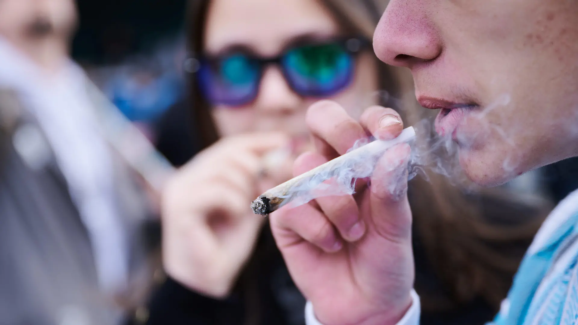 ARCHIV - 20.04.2023, Berlin: Ein Demonstrant raucht einen Joint, während er an der Demonstration ·Entkriminalisierung sofort - für die Freigabe von Cannabis·, vor dem Brandenburger Tor teilnimmt. Der 20. April gilt als Tag der Cannabis-Bewegung, die den Code 420 nutzt. (zu dpa: «Regierungschef Woidke warnt vor Cannabis-Legalisierung») Foto: Annette Riedl/dpa +++ dpa-Bildfunk +++