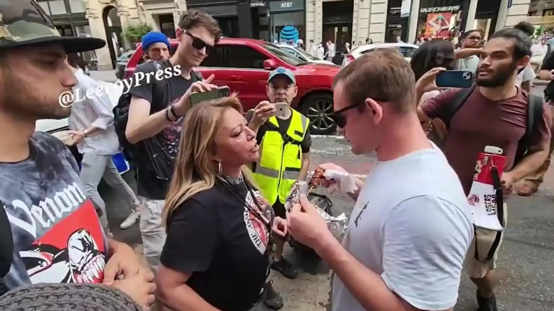 Mehrere Demonstrantinnen gingen den Mann lautstark an.