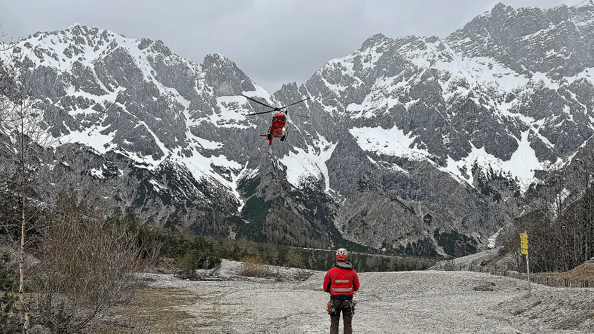 Mit einem Rettungshubschrauber werden die beiden Überlebenden und der Tote Richtung Tal gebracht.