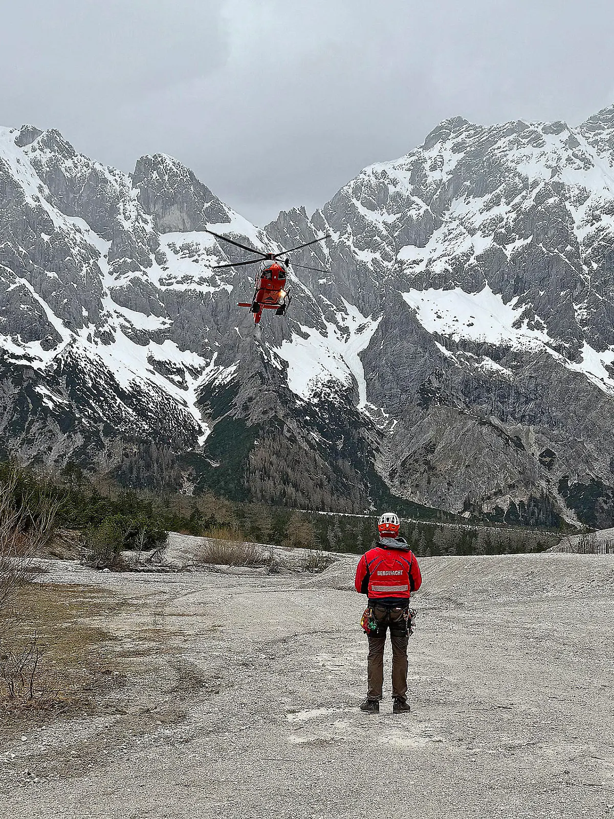 Mit einem Rettungshubschrauber werden die beiden Überlebenden und der Tote Richtung Tal gebracht.
