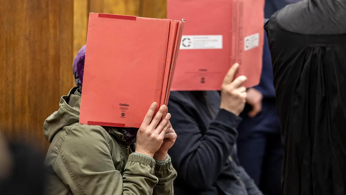 Zu Beginn im Prozess gegen zwei 40-Jährige, die ihre dreijährige Tochter im Keller über Tage zu Tode gequält haben sollen, sitzen die beiden Angeklagten auf der Anklagebank.
