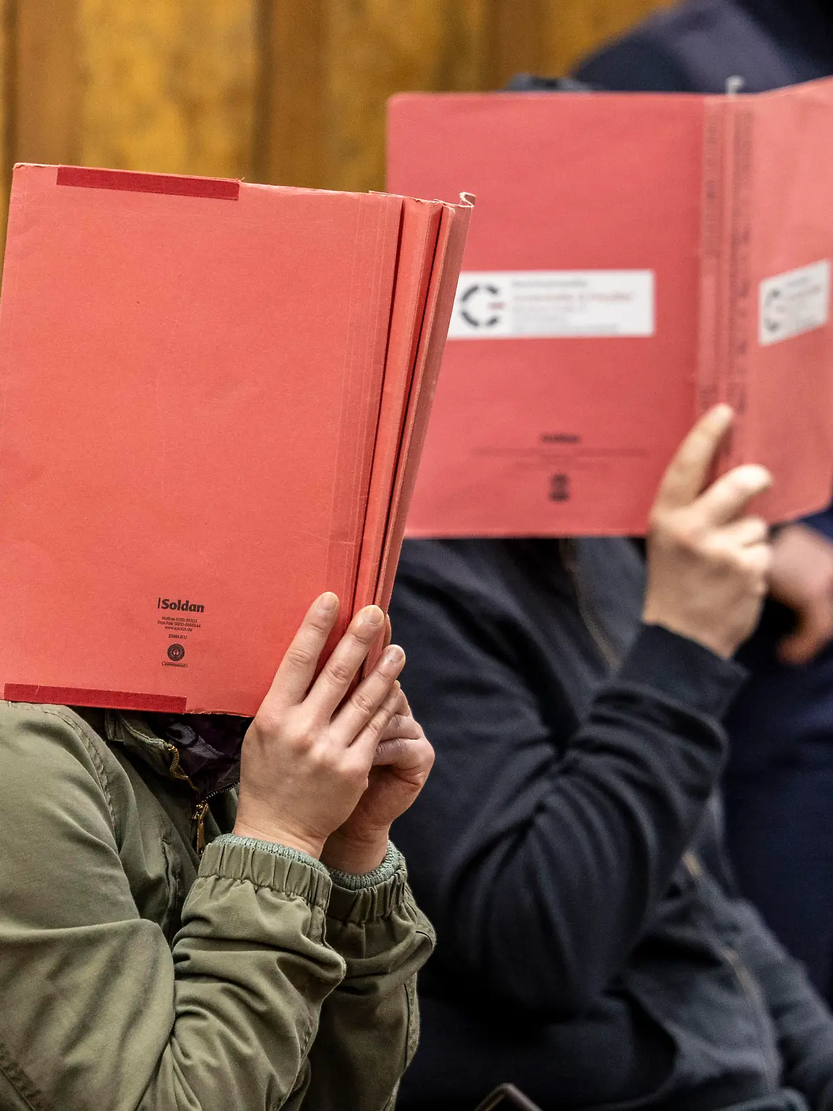 Zu Beginn im Prozess gegen zwei 40-Jährige, die ihre dreijährige Tochter im Keller über Tage zu Tode gequält haben sollen, sitzen die beiden Angeklagten auf der Anklagebank.