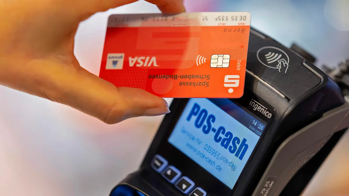 03.01.2024, Frau bezahlt mit der EC-Karte im Geschäft. Kontaktloses Bezahlen mit dem NFC-Chip. 03.01.2024, Kartenzahlung 03.01.2024, Kartenzahlung *** 03 01 2024, Woman pays with EC card in store Contactless payment with NFC chip 03 01 2024, Card payment 03 01 2024, Card payment