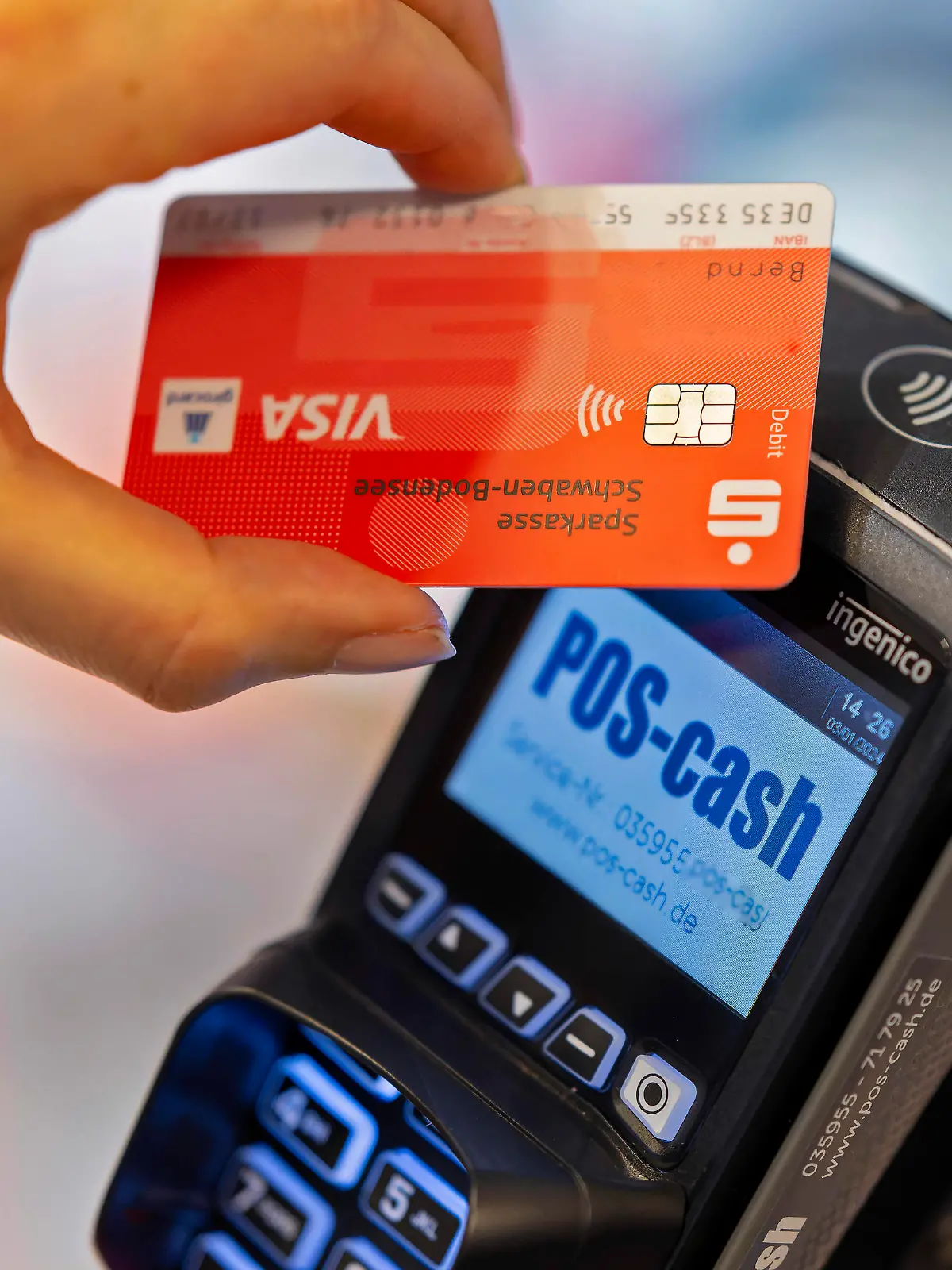 03.01.2024, Frau bezahlt mit der EC-Karte im Geschäft. Kontaktloses Bezahlen mit dem NFC-Chip. 03.01.2024, Kartenzahlung 03.01.2024, Kartenzahlung *** 03 01 2024, Woman pays with EC card in store Contactless payment with NFC chip 03 01 2024, Card payment 03 01 2024, Card payment