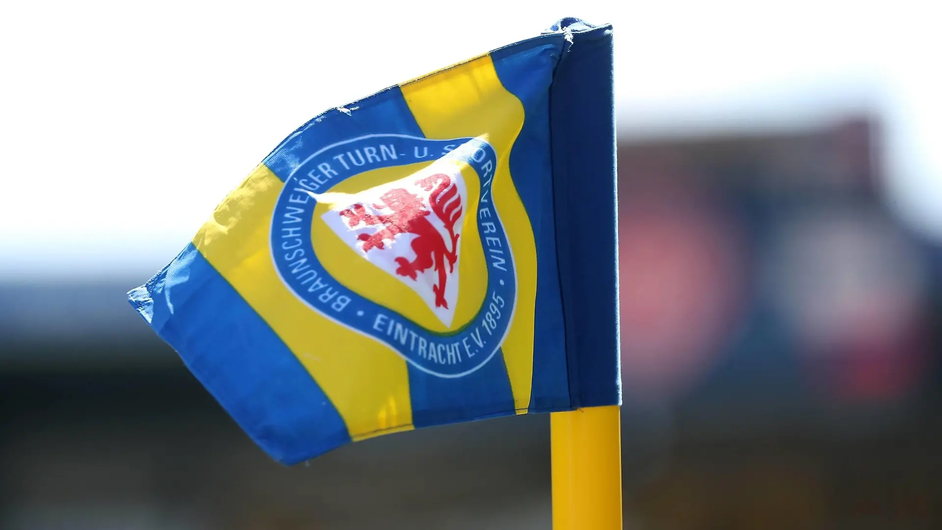 v.li.: Eckfahne mit dem Logo von Eintracht Braunschweig, Symbolbild, Symbolfoto, Feature, 16.04.2022, Braunschweig Deutschland, Eintracht Braunschweig - FC Würzburger Kickers, DFB/DFL REGULATIONS PROHIBIT ANY USE OF PHOTOGRAPHS AS IMAGE SEQUENCES AND/OR QUASI-VIDEO. *** v li corner flag with logo of Eintracht Braunschweig, symbol picture, symbol photo, feature, 16 04 2022, Braunschweig Germany , Eintracht Braunschweig FC Würzburger Kickers, DFB DFL REGULATES PROHIBIT ANY USE OF PHOTOGRAPHS AS IMAGE SEQUENCES AND OR QUASI VIDEO xfsx