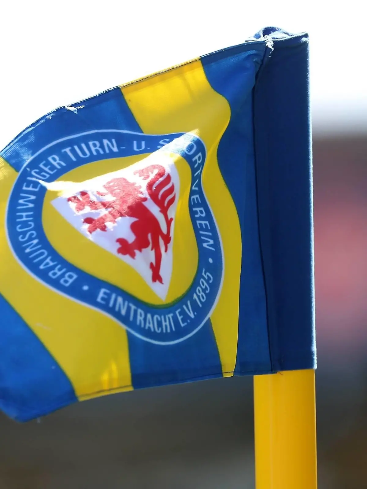 v.li.: Eckfahne mit dem Logo von Eintracht Braunschweig, Symbolbild, Symbolfoto, Feature, 16.04.2022, Braunschweig Deutschland, Eintracht Braunschweig - FC Würzburger Kickers, DFB/DFL REGULATIONS PROHIBIT ANY USE OF PHOTOGRAPHS AS IMAGE SEQUENCES AND/OR QUASI-VIDEO. *** v li corner flag with logo of Eintracht Braunschweig, symbol picture, symbol photo, feature, 16 04 2022, Braunschweig Germany , Eintracht Braunschweig FC Würzburger Kickers, DFB DFL REGULATES PROHIBIT ANY USE OF PHOTOGRAPHS AS IMAGE SEQUENCES AND OR QUASI VIDEO xfsx 