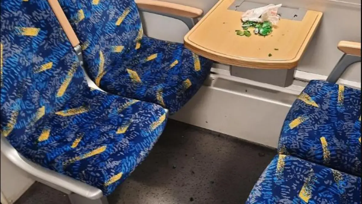 Zugabteil mit zerbrochenem Glas