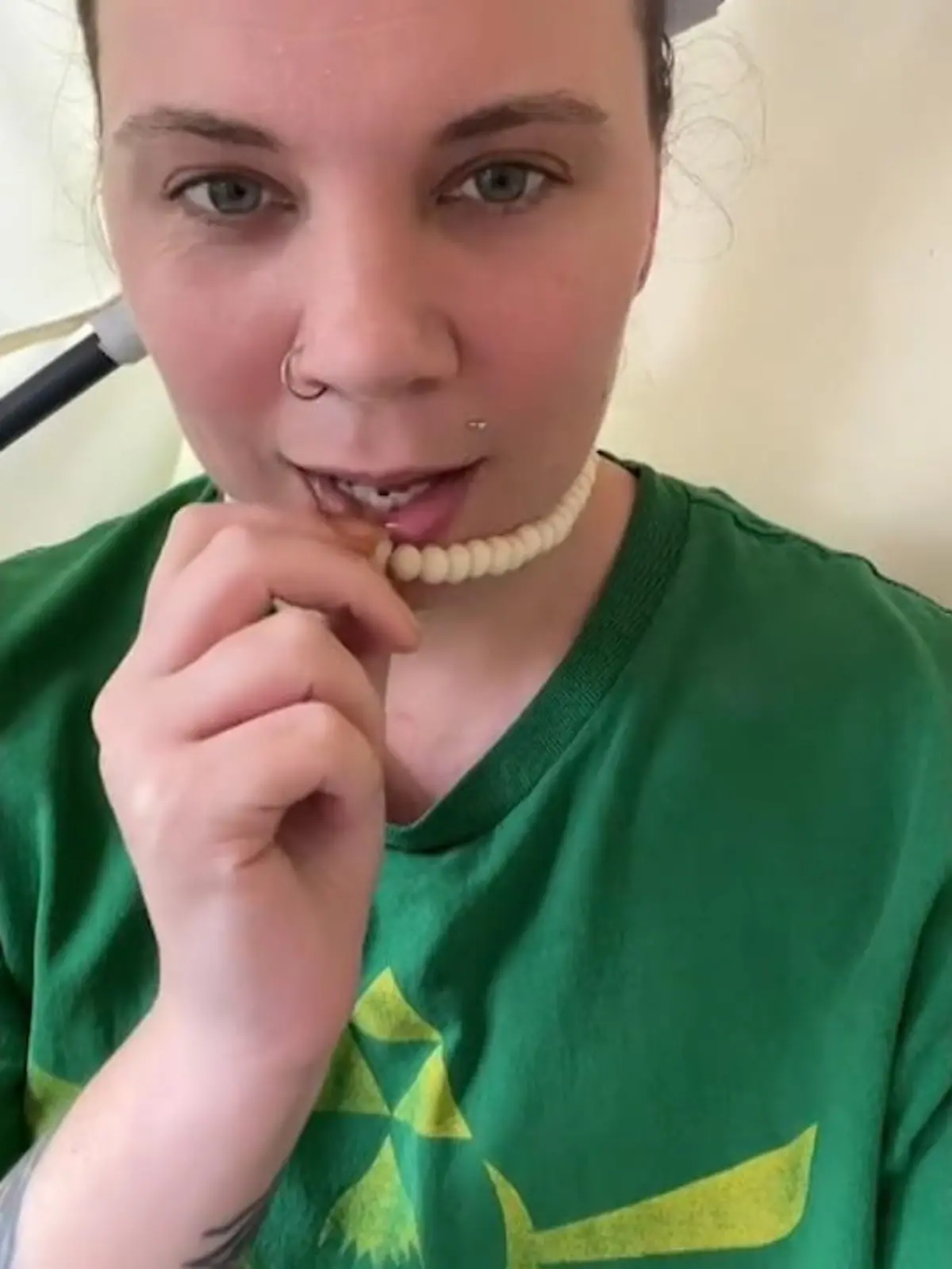 Die kanadische Juwelierin Amanda Booth verkauft diese schönen Perlenketten - ein Satz, der erst mal recht harmlos wirkt. Was auf den ersten Blick aber nicht auffällt, ist, dass die Perlen nicht aus dem besten Stück der Muschel, sondern aus dem besten Stück des....Mannes stammen. Ja, wirklich.