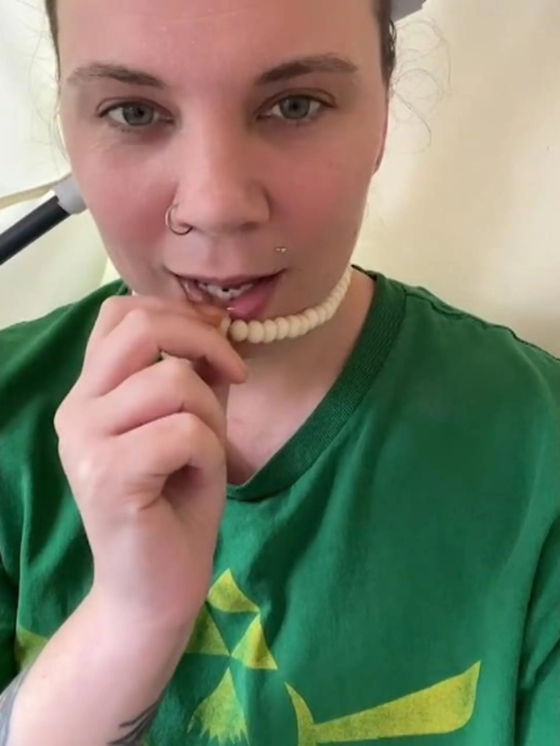 Die kanadische Juwelierin Amanda Booth verkauft diese schönen Perlenketten - ein Satz, der erst mal recht harmlos wirkt. Was auf den ersten Blick aber nicht auffällt, ist, dass die Perlen nicht aus dem besten Stück der Muschel, sondern aus dem besten Stück des....Mannes stammen. Ja, wirklich.