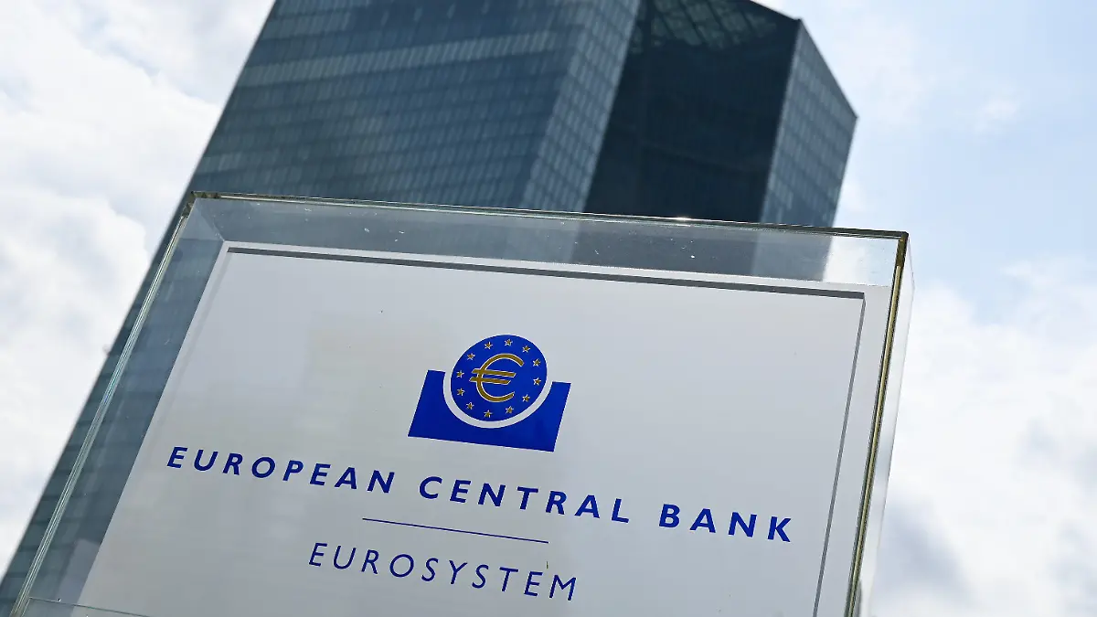 26.07.2023, Hessen, Frankfurt/Main: Eine Stele mit der Aufschrift ·European Central Bank - Eurosystem· steht vor der Europäischen Zentralbank (EZB) im Osten der Bankenstadt. Am 27. Juli treffen sich Europas oberste Währungshüter zu ihrer turnusmäßigen Ratssitzung. Foto: Arne Dedert/dpa +++ dpa-Bildfunk +++