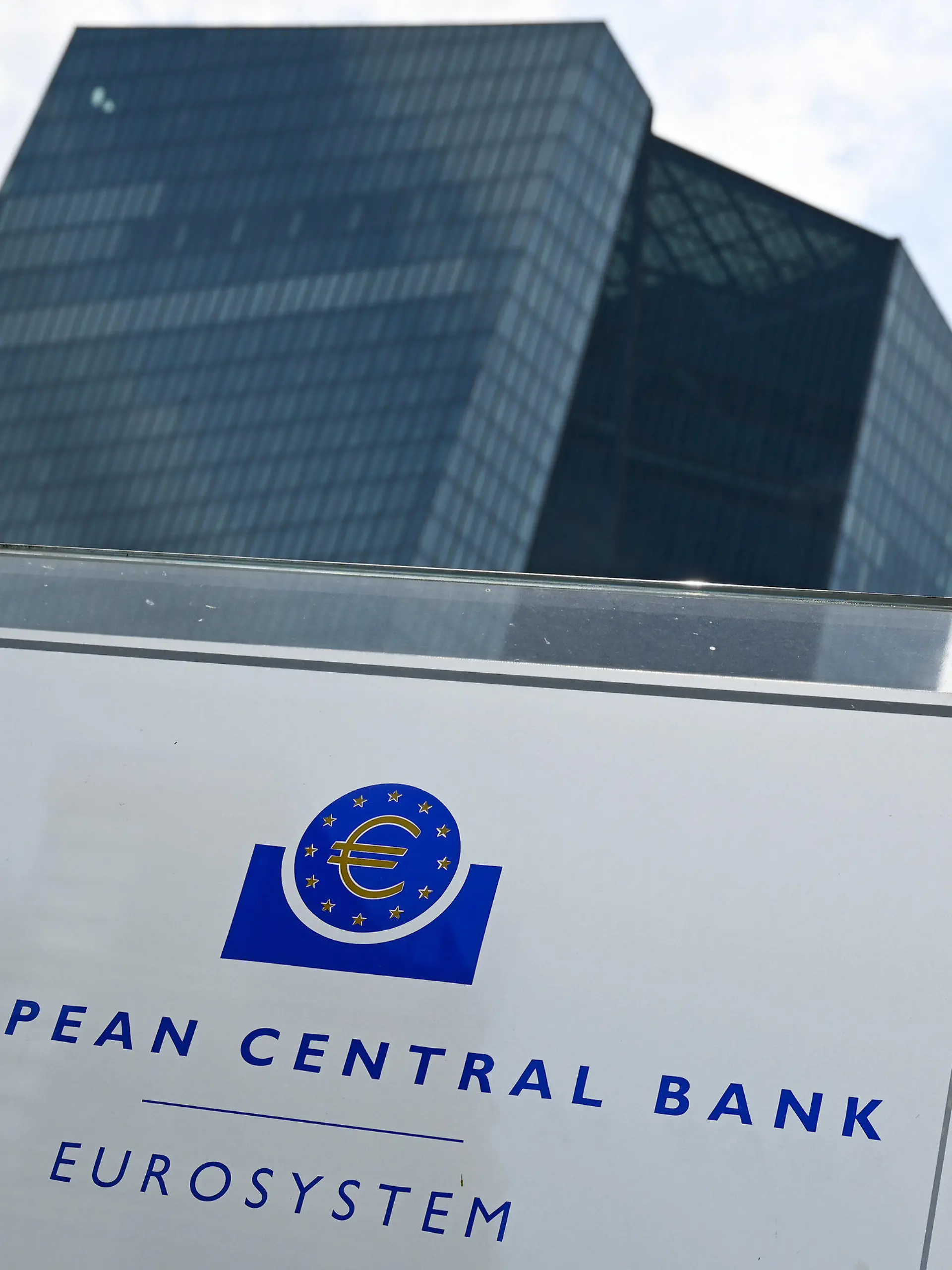 26.07.2023, Hessen, Frankfurt/Main: Eine Stele mit der Aufschrift ·European Central Bank - Eurosystem· steht vor der Europäischen Zentralbank (EZB) im Osten der Bankenstadt. Am 27. Juli treffen sich Europas oberste Währungshüter zu ihrer turnusmäßigen Ratssitzung. Foto: Arne Dedert/dpa +++ dpa-Bildfunk +++