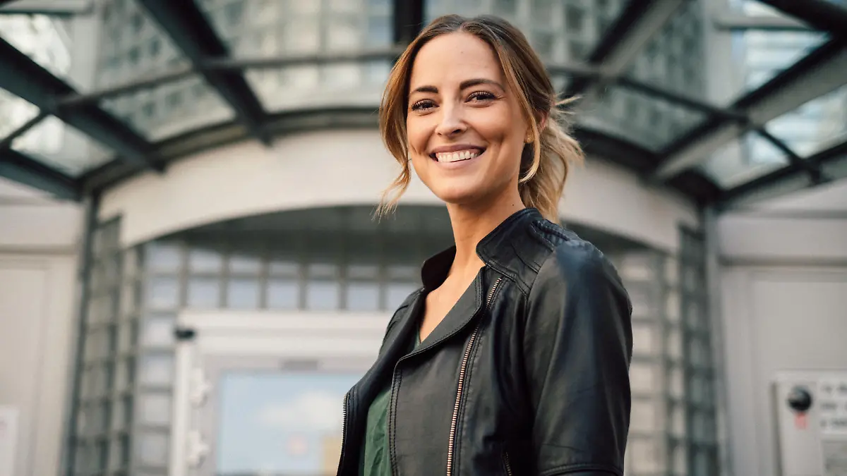 RTL-Moderatorin Anna Fleischhauer im Halb-Porträt von unten fotografiert