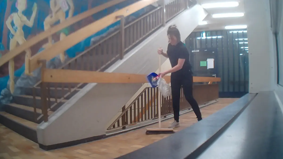 „Team Wallraff“-Reporterin Jana bei ihrem Einsatz an einer Duisburger Schule.