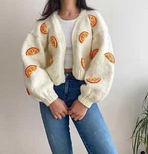 Handgestrickte Grobstrick-Strickjacke mit Orangen von Etsy