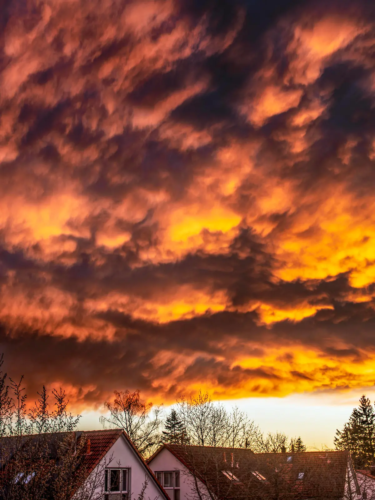 News Bilder des Tages Dramatisches Abendrot, tiefhängende Wolken über München-Waldperlach, 28. März 2024 Deutschland, München, 28. März 2024, dramatisches Abendrot, tiefhängende Wolken über München-Waldperlach, letzte Abendsonne taucht den Wolkenhimmel in ein dramatisches Rot, Horizont, Wetter, Wetterwechsel, Bewölkung, Bayern, *** Dramatic sunset, low clouds over Munich Waldperlach, March 28, 2024 Germany, Munich, March 28, 2024, dramatic sunset, low clouds over Munich Waldperlach, last evening sun bathes the cloudy sky in a dramatic red, horizon, weather, weather change, clouds, Bavaria,