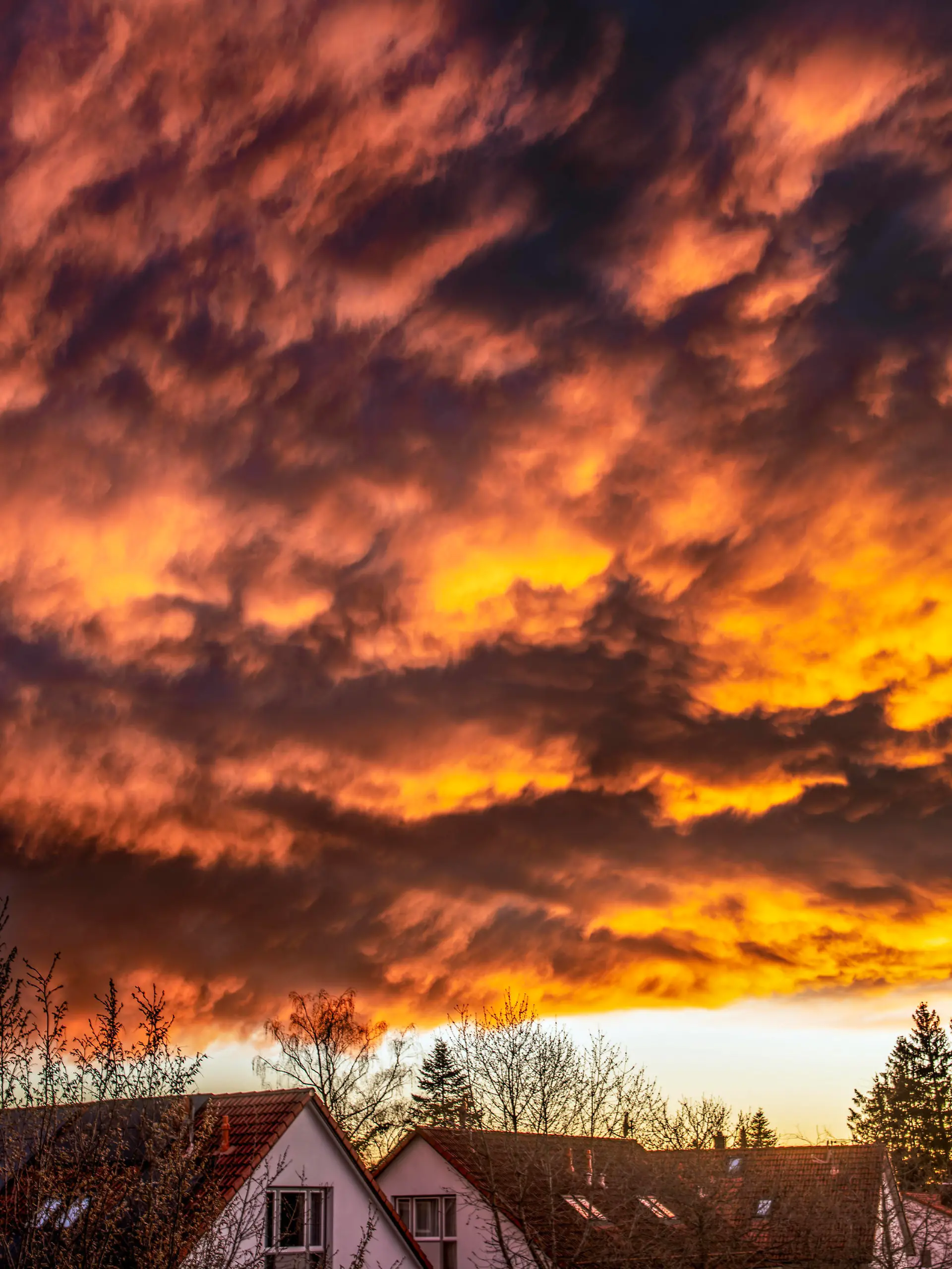 News Bilder des Tages Dramatisches Abendrot, tiefhängende Wolken über München-Waldperlach, 28. März 2024 Deutschland, München, 28. März 2024, dramatisches Abendrot, tiefhängende Wolken über München-Waldperlach, letzte Abendsonne taucht den Wolkenhimmel in ein dramatisches Rot, Horizont, Wetter, Wetterwechsel, Bewölkung, Bayern, *** Dramatic sunset, low clouds over Munich Waldperlach, March 28, 2024 Germany, Munich, March 28, 2024, dramatic sunset, low clouds over Munich Waldperlach, last evening sun bathes the cloudy sky in a dramatic red, horizon, weather, weather change, clouds, Bavaria,