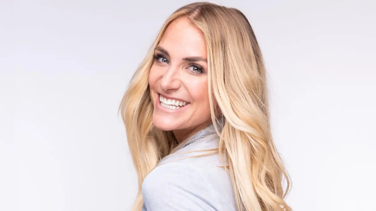 RTL-Moderatorin Anna Kraft lacht in Richtung der Kamera