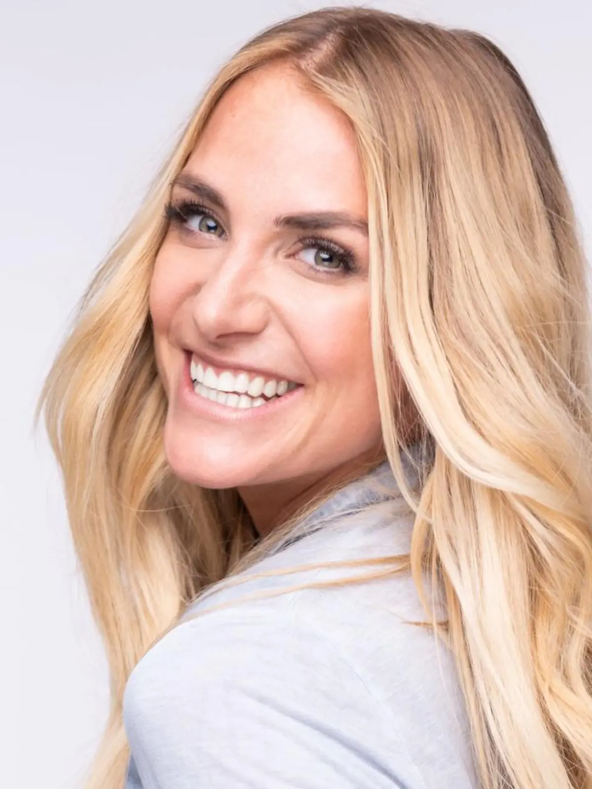 RTL-Moderatorin Anna Kraft lacht in Richtung der Kamera