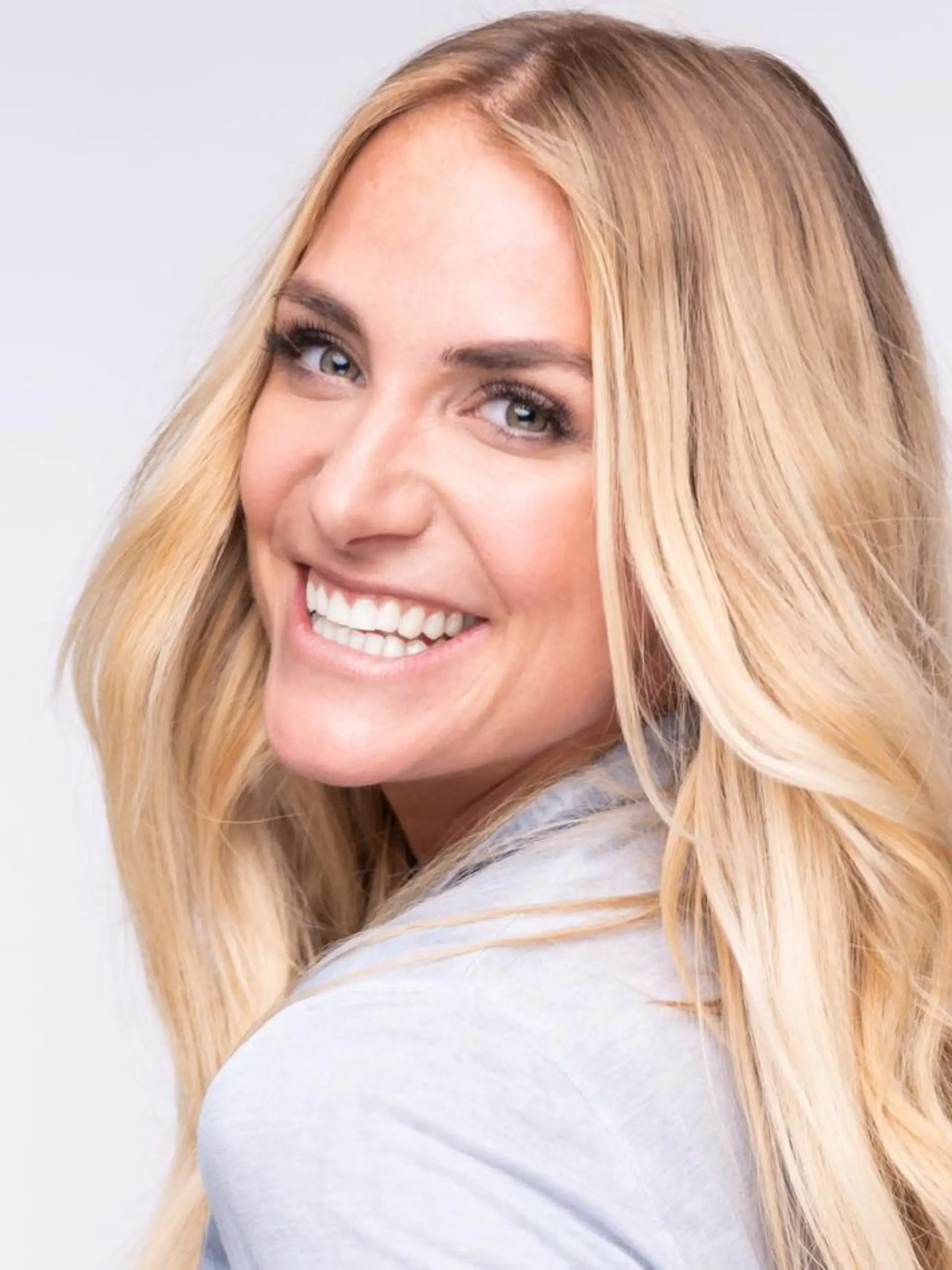 RTL-Moderatorin Anna Kraft lacht in Richtung der Kamera
