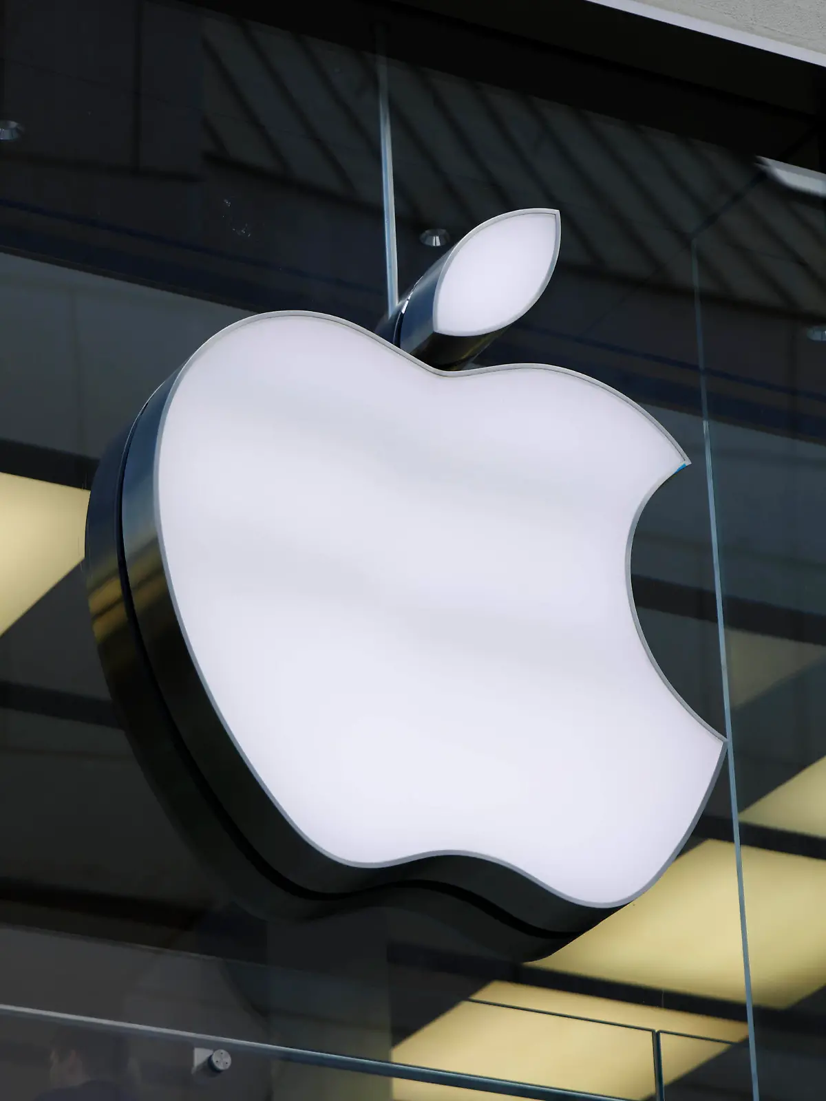 Logo des Unternehmens Apple am 20.07.2023 in München. Apple ist ein US-amerikanischer Hard- und Softwareentwickler und ein Technologieunternehmen, das Computer, Smartphones und Unterhaltungselektronik sowie Betriebssysteme und Anwendungssoftware entwickelt und vertreibt. *** Logo of the company Apple on 20 07 2023 in Munich Apple is a US American hardware and software developer and a technology company that develops and sells computers, smartphones and consumer electronics as well as operating systems and application software xMSx