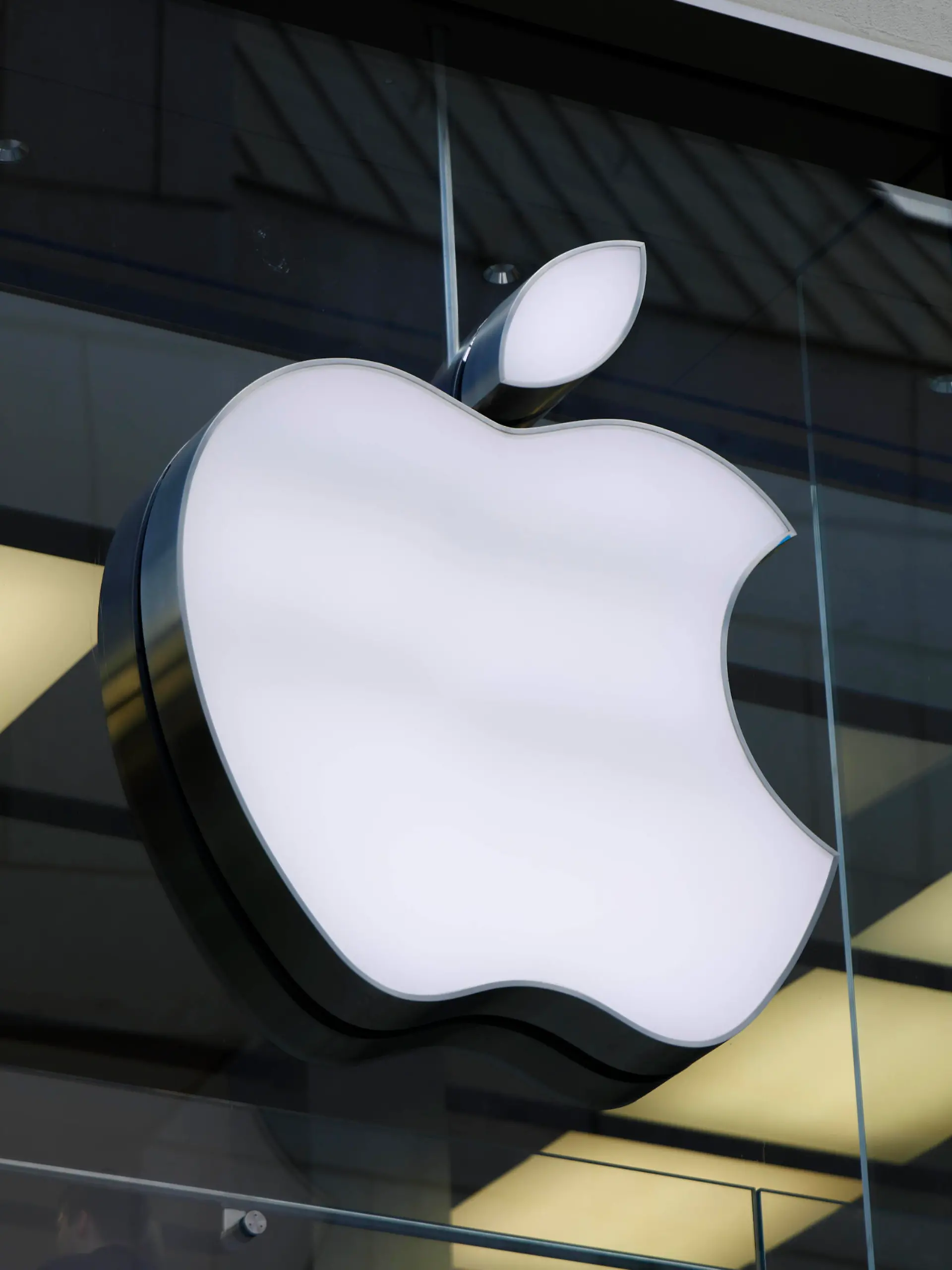 Logo des Unternehmens Apple am 20.07.2023 in München. Apple ist ein US-amerikanischer Hard- und Softwareentwickler und ein Technologieunternehmen, das Computer, Smartphones und Unterhaltungselektronik sowie Betriebssysteme und Anwendungssoftware entwickelt und vertreibt. *** Logo of the company Apple on 20 07 2023 in Munich Apple is a US American hardware and software developer and a technology company that develops and sells computers, smartphones and consumer electronics as well as operating systems and application software xMSx
