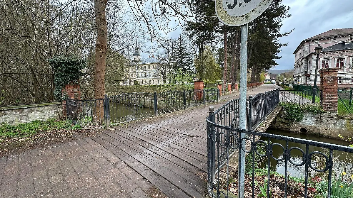 Auf dieser Brücke will der Vater sein Auto wenden, als er das im Wasser treibende Kind entdeckt.