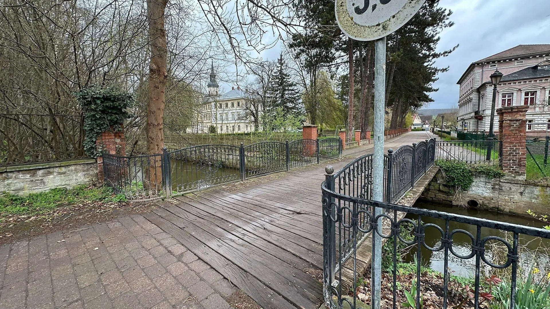 Auf dieser Brücke will der Vater sein Auto wenden, als er das im Wasser treibende Kind entdeckt.