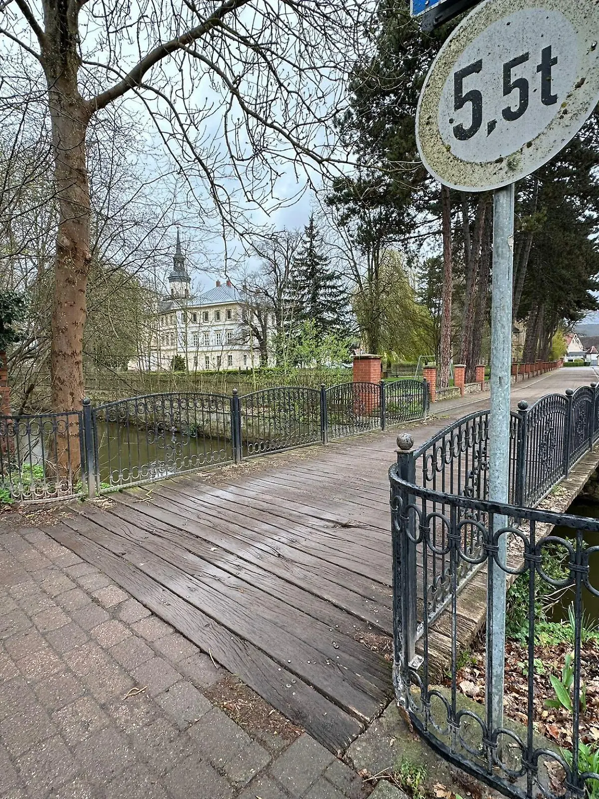 Auf dieser Brücke will der Vater sein Auto wenden, als er das im Wasser treibende Kind entdeckt.