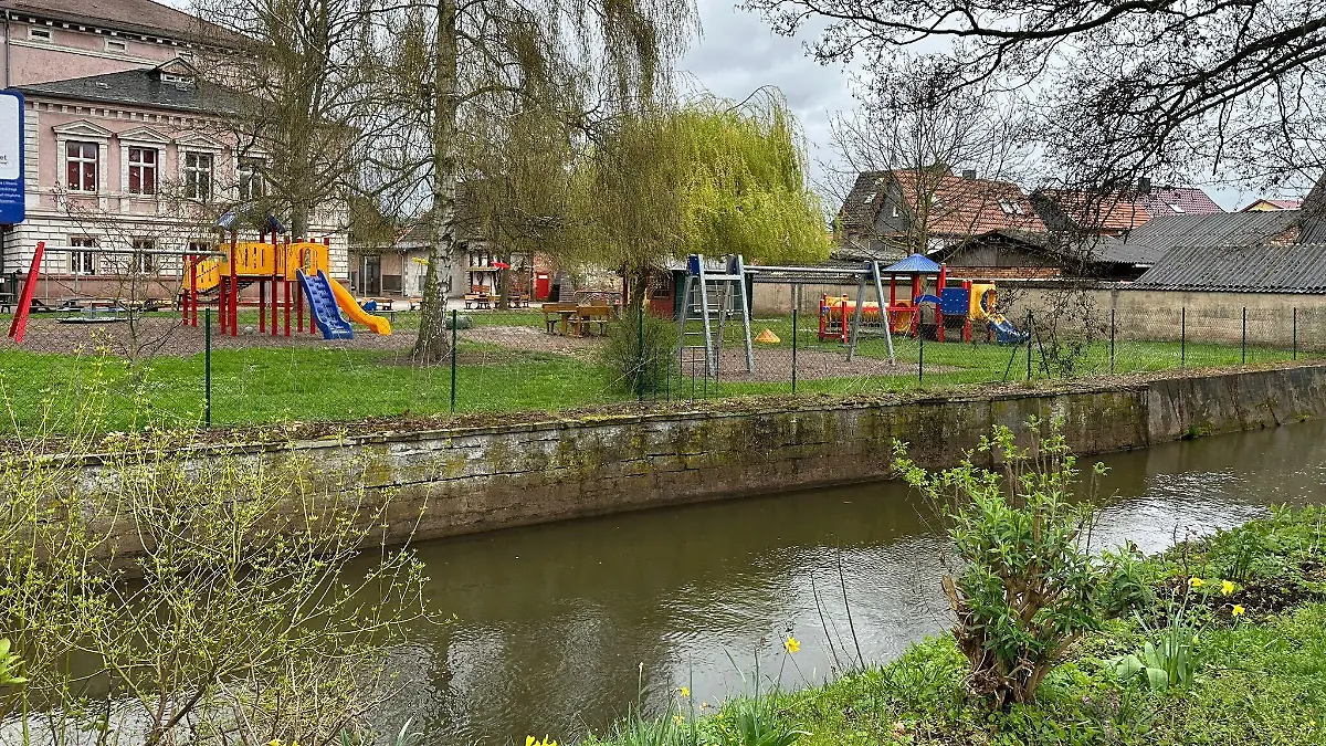 Die Kita ist in unmittelbarer Nähe des Flusses und nur durch einen Maschendrahtzaun vom Wasser getrennt.