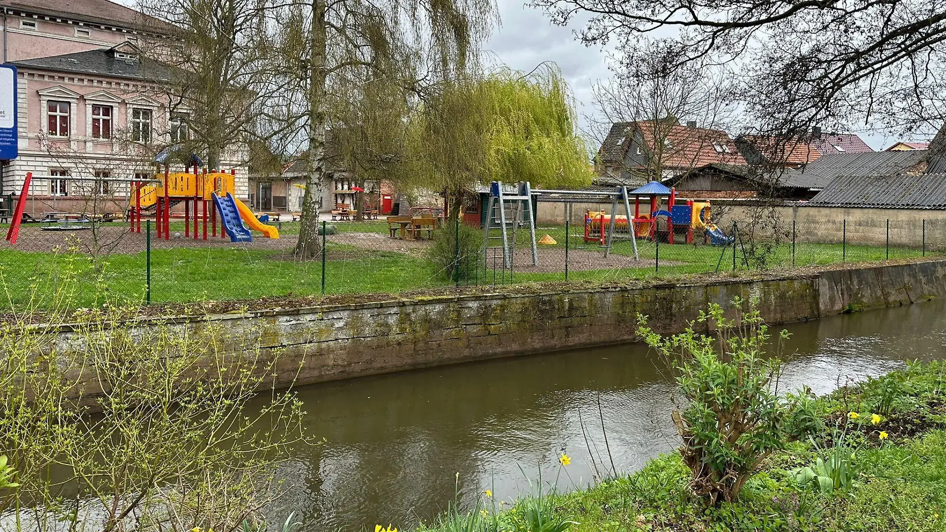 Die Kita ist in unmittelbarer Nähe des Flusses und nur durch einen Maschendrahtzaun vom Wasser getrennt.