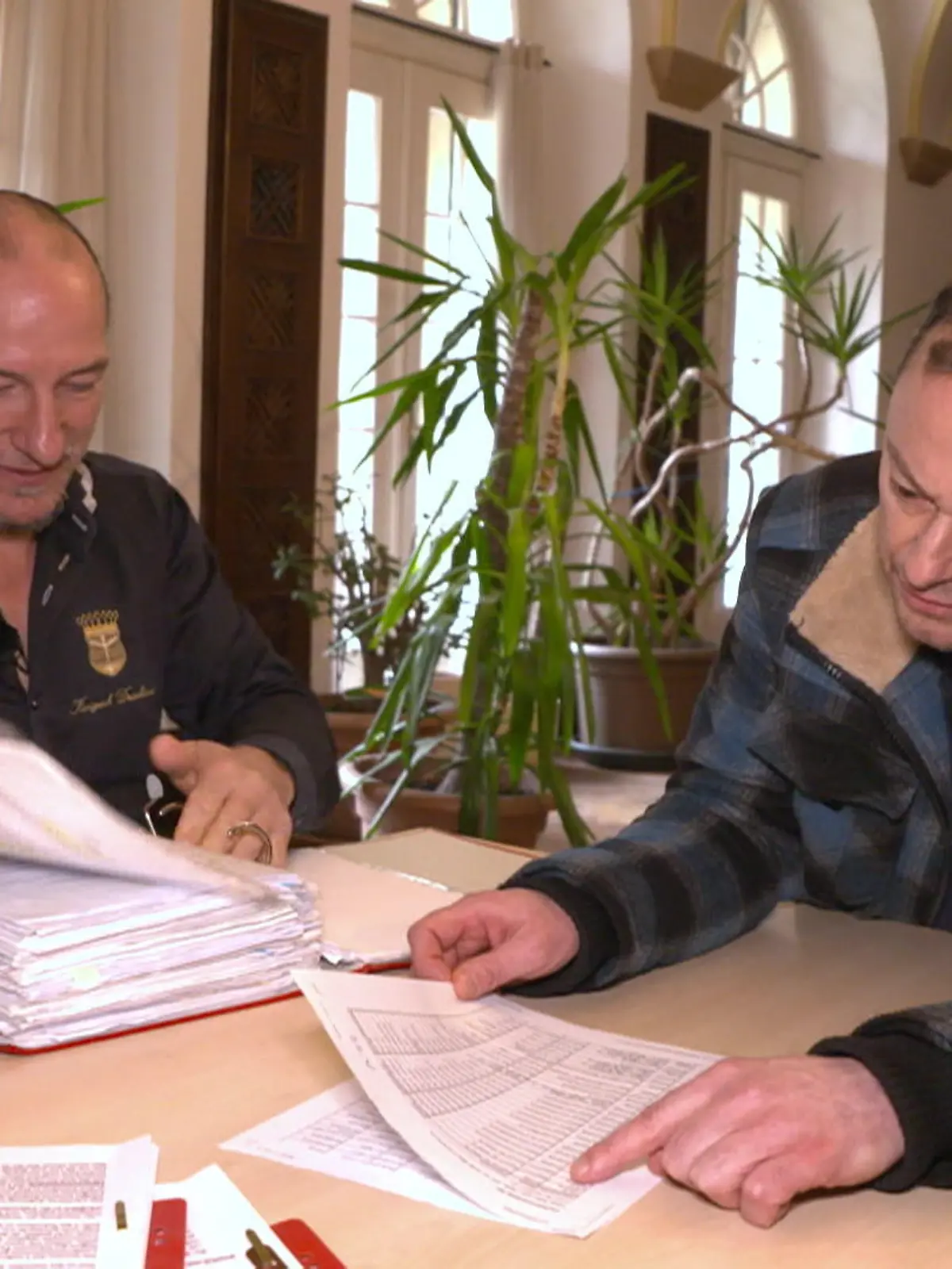 Sie sehen harmlos aus – sind aber gefährlich!

Mitten in Deutschland, an einem eisernen Tor, hängt ein weißes Schild mit goldener Bordüre. Darauf ein seltsamer Text: „Hinweis: Hier beginnt das Staatsgebiet des Gemeinwohlstaates Königreich Deutschland (KRD) Es gelten die Verfassung und Gesetze des KRD“. Hinter dem Tor liegt da Anwesen von Peter Fitzek, selbst ernannter „König von Deutschland“. Ein Scherz? Mitnichten. Der Verfassungsschutz hält die Gruppe um Fitzek für so gefährlich, dass sie seit Jahren beobachtet wird.