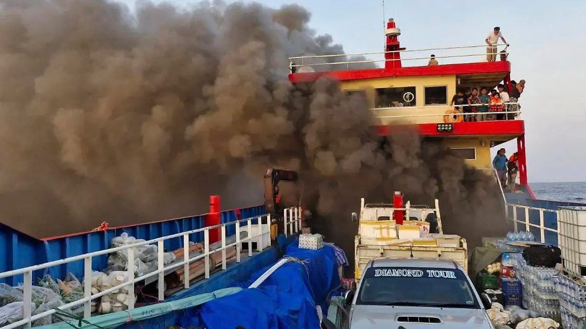 04.04.2024, Thailand, Koh Tao: Rauch steigt von einer Fähre in der thailändischen Provinz. Die Fähre fing am Donnerstagmorgen vor der südthailändischen Küste Feuer, während sie mehr als hundert Menschen an Bord hatte. Die Passagiere sprangen in Panik ins Meer, um dem wütenden Feuer zu entkommen. Foto: Maitree Promjampa/Maitree Promjampa/AP/dpa +++ dpa-Bildfunk +++