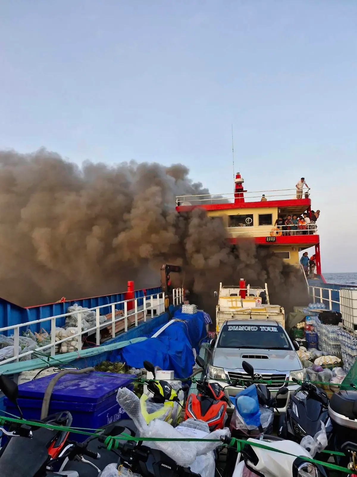 04.04.2024, Thailand, Koh Tao: Rauch steigt von einer Fähre in der thailändischen Provinz. Die Fähre fing am Donnerstagmorgen vor der südthailändischen Küste Feuer, während sie mehr als hundert Menschen an Bord hatte. Die Passagiere sprangen in Panik ins Meer, um dem wütenden Feuer zu entkommen. Foto: Maitree Promjampa/Maitree Promjampa/AP/dpa +++ dpa-Bildfunk +++
