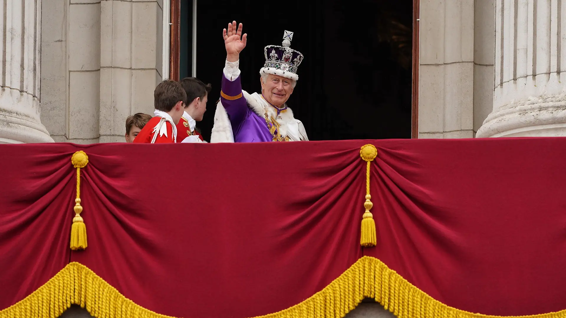 ARCHIV - 06.05.2023, Großbritannien, London: König Charles III. winkt nach der Krönungszeremonie vom Balkon des Buckingham Palastes. Gerade kann man ihn noch besichtigen, den Buckingham Palace. Doch in einigen Wochen schließt das renovierungsbedürftige Anwesen der britischen Royals wieder seine Türen. (zu dpa: «Königliche Schlösser in London und Schottland öffnen für Touristen») Foto: Stefan Rousseau/PA Wire/dpa +++ dpa-Bildfunk +++
