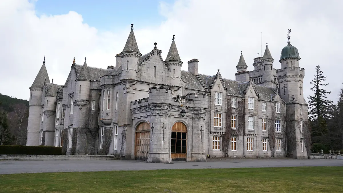 ARCHIV - 03.04.2024, Großbritannien, Schottland: Vom 1. Juli bis zum 4. August werden zum ersten Mal Führungen durch das Innere des von der britischen Königsfamilie geliebten Schlosses Balmoral in Schottland angeboten. Foto: Andrew Milligan/PA Wire/dpa +++ dpa-Bildfunk +++