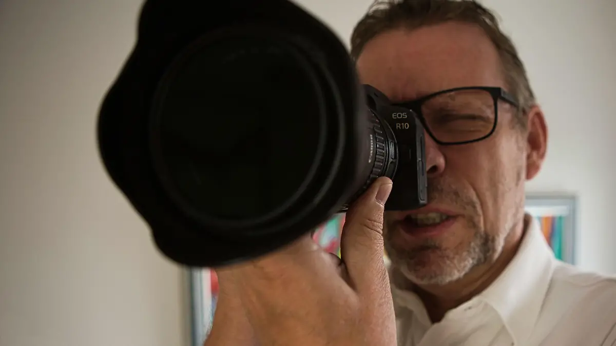 Auch mit einem großen und schweren Objektiv (Canon EF 16 - 35 mm 1:2.8 L II) liegt die Canon R 10 gut in der Hand