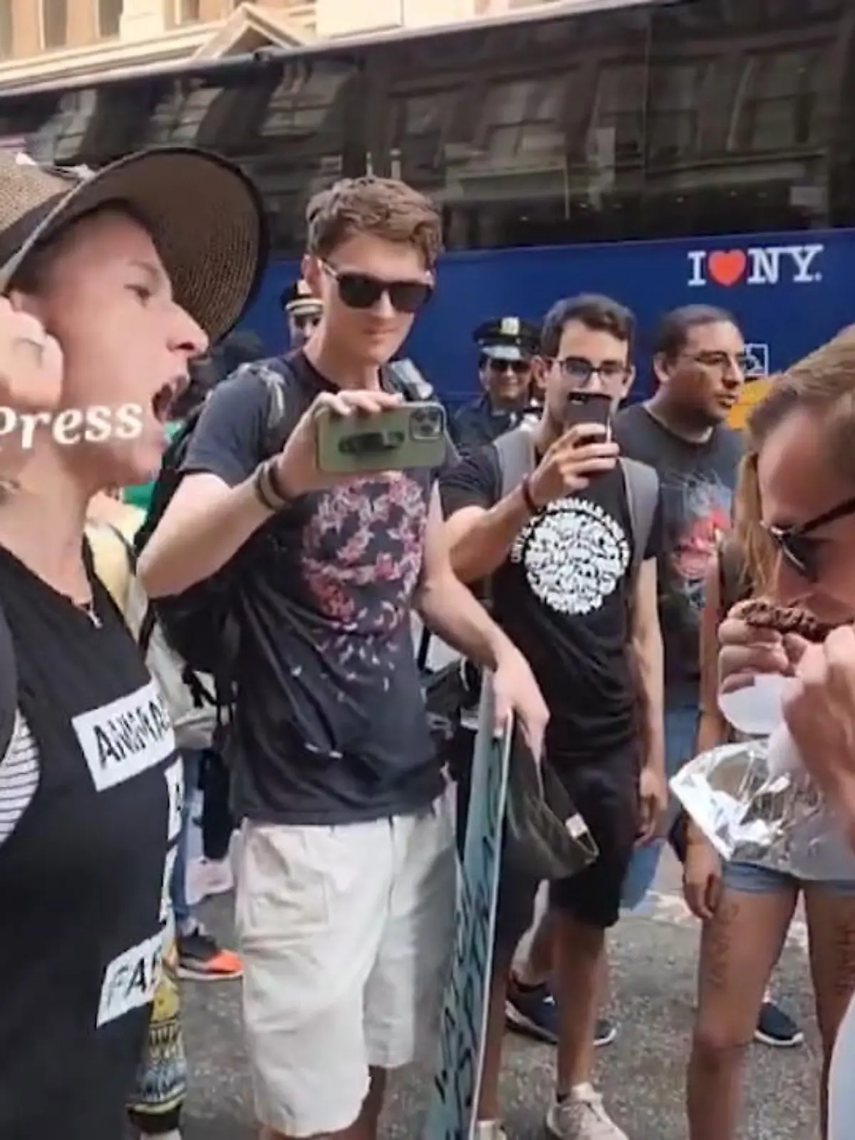 In New York City sind ein Mann und mehrere Demonstrantinnen gegen Tierquälerei aneinandergeraten. Der Passant hatte genüsslich einen Kebab-Spieß vor den Protestierenden gegessen. Die Demonstrierenden hatten unter anderem vor mehreren Luxusboutiquen protestiert. Während der Schaschlik-Provokateur manche der Aktivisten sogar zu amüsieren schien, machten andere ihrem Ärger Luft.