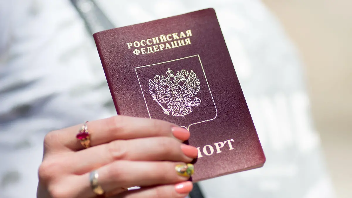 ARCHIV - 02.06.2016, Estland, Narva: Eine Frau hält in der estnischen Stadt Narva am Grenzübergang nach Russland ihren russischen Pass in den Händen. (zu dpa: "«Europa zu besuchen ist ein Privileg» - Einreiseverbot für Russen?") Foto: picture alliance / dpa +++ dpa-Bildfunk +++
