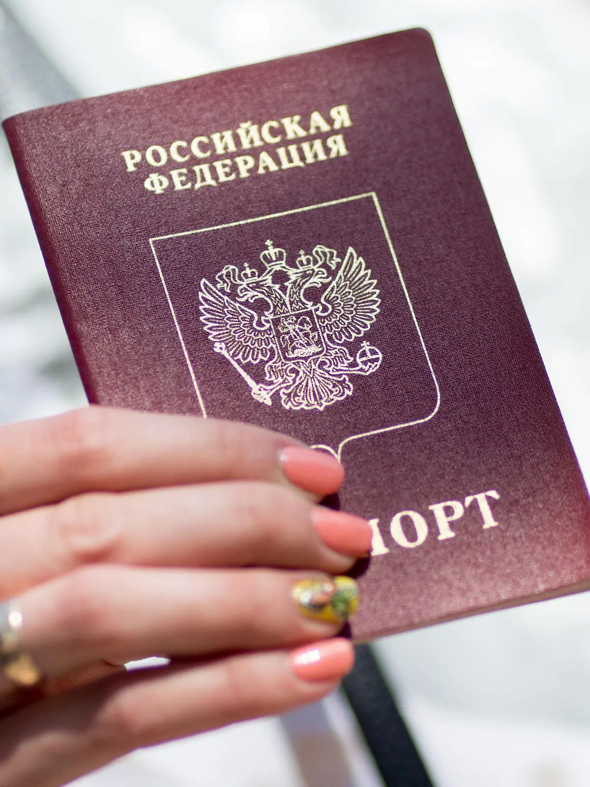 ARCHIV - 02.06.2016, Estland, Narva: Eine Frau hält in der estnischen Stadt Narva am Grenzübergang nach Russland ihren russischen Pass in den Händen. (zu dpa: "«Europa zu besuchen ist ein Privileg» - Einreiseverbot für Russen?") Foto: picture alliance / dpa +++ dpa-Bildfunk +++