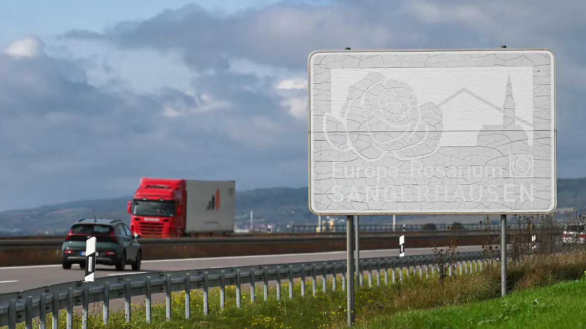 Ein Tourismusschild für das Europa-Rosarium in Sangerhausen an der A38 ist nicht mehr erkennbar. Dieses Schild kann nur sehr kostspielig wieder in Stand gesetzt werden. Die braunen Hinweisschilder entlang der Autobahnen weisen auf touristische Sehenswürdigkeiten in der Region hin. Der Bund der Steuerzahler hat neue Fälle aus Sachsen-Anhalt präsentiert, bei denen Steuergelder aus seiner Sicht verschwendet worden sind. Darunter sind auch die touristischen Hinweisschilder auf das Europa-Rosarium Sangerhausen an der A38 als Beispiel im neuen «Schwarzbuch» genannt.
